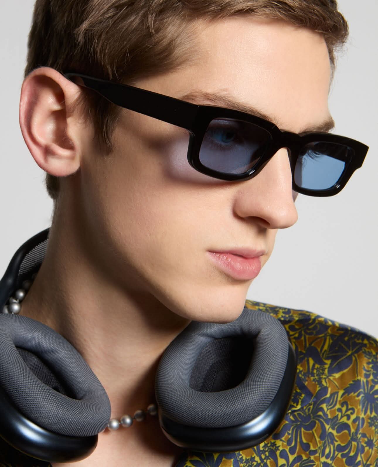 ULTIME TENDENZE UOMO SOLE NERO CON LENTI CELESTI